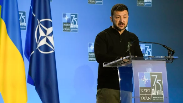 Der ukrainische Pr&auml;sident Selenskyj fordert, dass Kiew mit den vom Westen gelieferten Waffen auch Basen im russischen Hinterland beschie&szlig;en darf. - &copy; Mark Schiefelbein/AP/dpa