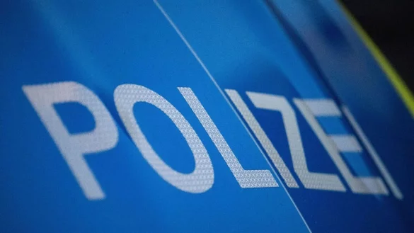 Das Wort Polizei ist auf der Karosserie eines Polizeifahrzeugs zu sehen. - &copy; Marijan Murat/dpa