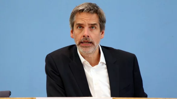 Regierungssprecher Steffen Hebestreit erkl&auml;rt, es gebe keine Pl&auml;ne, Ukraine-Fl&uuml;chtlingen k&uuml;nftig nur Leistungen f&uuml;r Asylbewerber zukommen zu lassen. - &copy; Wolfgang Kumm/dpa