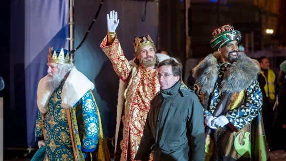 Jose Luis Martinez-Almeida (2.v.r), B&uuml;rgermeister von Madrid, mit den Heiligen Drei K&ouml;nigen nach der Parade. - &copy; Alberto Ortega/EUROPA PRESS/dpa