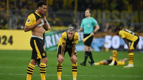 Dortmunds Nico Schlotterbeck (M) reagiert nach Abpfiff entt&auml;uscht. - &copy; Bernd Thissen/dpa