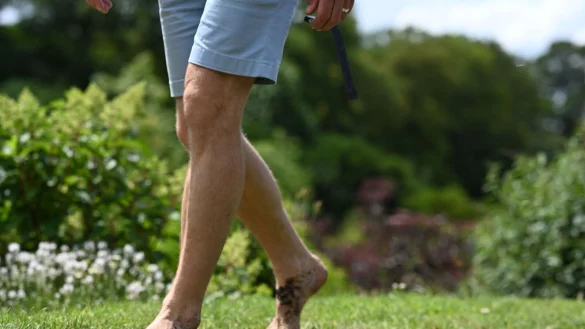 Barfu&szlig;laufen trainiert die Fu&szlig;muskeln - und kann sich positiv auf Schmerzen im Nacken, R&uuml;cken oder an der Lendenwirbels&auml;ule auswirken. - &copy; Lars Penning/dpa/dpa-tmn