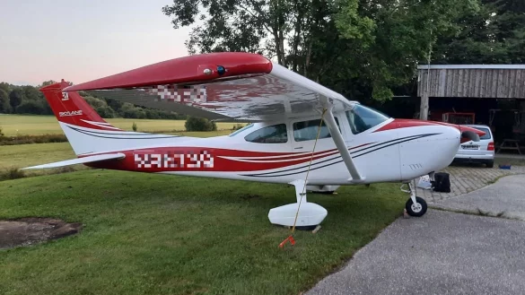 Mit diesem Kleinflugzeug sollen vier Migranten &uuml;ber die Grenze auf einen Flugplatz in Niederbayern gebracht worden sein. - &copy; -/Bundespolizei Passau/dpa