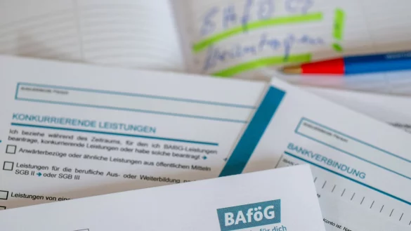 Ab dem 1. August gibt es f&uuml;r Sch&uuml;lerinnen und Sch&uuml;ler mehr Baf&ouml;g. (Symbolbild) - &copy; Hendrik Schmidt/dpa