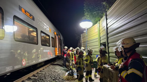 Die Feuerwehr L&ouml;hne betreute am Donnerstagabend Fahrg&auml;ste eines liegengebliebenen Regionalexpress-Zuges bei L&ouml;hne in Ostwestfalen. - &copy; Christian M&uuml;ller/Westfalennews/dpa