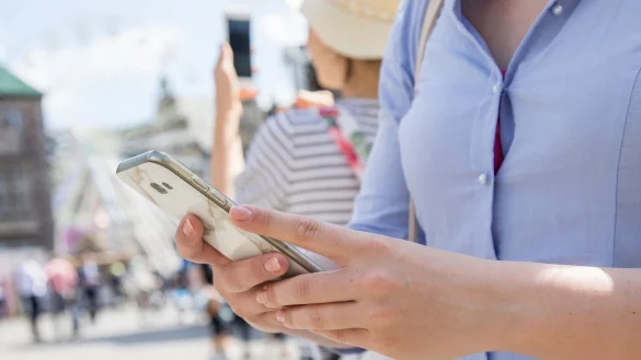 W&auml;hlt sich das Smartphone in Grenzregionen in Nicht-EU-Netze ein, kann dies hohe Kosten verursachen. - &copy; Christin Klose/dpa-tmn/dpa
