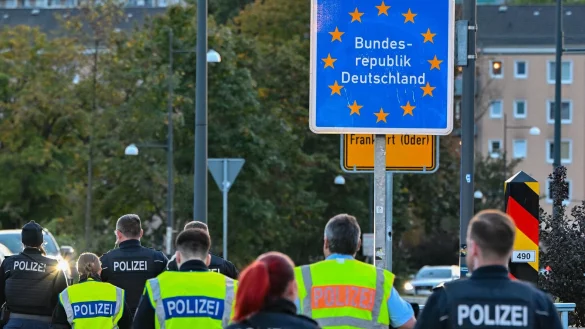 Auch unter Experten umstritten: Zur&uuml;ckweisungen von Migranten an deutschen Grenzen (Archivbild). - &copy; Patrick Pleul/dpa