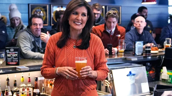 Die 52-j&auml;hrige Nikki Haley, die als Diplomatin einst Trumps Au&szlig;enpolitik auf internationaler B&uuml;hne zu vertreten hatte, hat aufgeholt und erhofft sich ein starkes Ergebnis. - &copy; Charles Krupa/AP/dpa