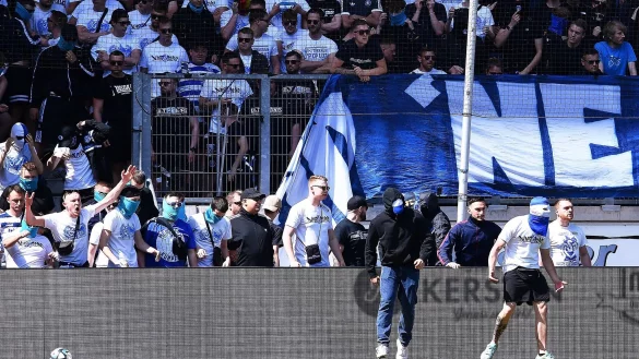 Duisburger Fans st&uuml;rmen kurz vor Spielende das Spielfeld. - &copy; Revierfoto/dpa