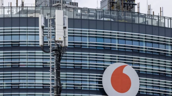 Mobilfunkantennen von Vodafone sind vor der Deutschlandzentrale installiert. - &copy; Thomas Banneyer/dpa