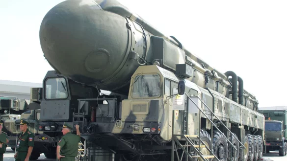 Eine mit Nuklearsprengk&ouml;pfen best&uuml;ckbare Interkontinentalrakete vom Typ Topol auf dem Weg zu einer R&uuml;stungsmesse. - &copy; -/YNA/dpa