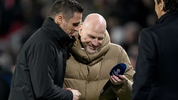 Dortmunds Sportdirektor Sebastian Kehl und BVB-Berater sowie TV-Experte Matthias Sammer begr&uuml;&szlig;en sich vor dem Spiel. - &copy; Federico Gambarini/dpa