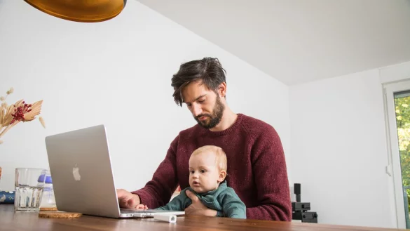 &laquo;Teamwork&raquo; im Homeoffice? Schlie&szlig;t die Kita ungeplant, stehen berufst&auml;tige Eltern vor der Frage, wie sie nun die Kinderbetreuung organisieren. - &copy; Christin Klose/dpa-tmn