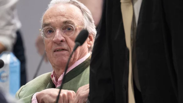 Heinrich XIII. Prinz Reu&szlig; sitzt zwischen seinen Verteidigern auf der Anklagebank. - &copy; Boris Roessler/dpa