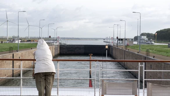 Manchmal geht es auf Flussreisen auch durch Schleusen - wie hier auf dem Schelde-Rhein-Kanal. - &copy; Andrea Warnecke/dpa-tmn/dpa