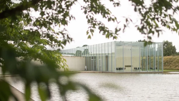 Das Ausstellungsgeb&auml;ude der Langen Foundation steht auf dem Gel&auml;nde der ehemaligen Nato-Raketenstation. - &copy; Marius Becker/dpa/Archivbild