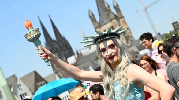 Bei der CSD-Parade wollen die Teilnehmer f&uuml;r die Rechte der queeren Community demonstrieren. (Archivbild) - &copy; Roberto Pfeil/dpa