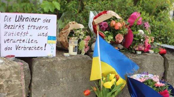 Am Gel&auml;nde eines Einkaufszentrums, an dem zwei M&auml;nner aus der Ukraine get&ouml;tet worden sind, wurden Blumen niedergelegt sowie eine kleine ukrainische Flagge aufgestellt. - &copy; Constanze Wilz/dpa