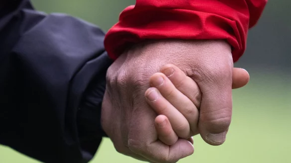 Zum Wohle des Kindes: Eltern haben eine besondere Verantwortung f&uuml;r den Unterhalt ihrer Kinder und daher auch eine &laquo;gesteigerte Unterhaltspflicht&raquo;. Somit sind auch Nebeneink&uuml;nfte zu ber&uuml;cksichtigen. - &copy; Hendrik Schmidt/dpa/dpa-tmn