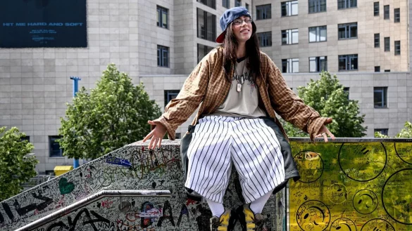 Keine Spur von Scham: Auch die amerikanische S&auml;ngerin Billie Eilish tr&auml;gt gerne wei&szlig;e Socken zur k&uuml;rzeren Hose. - &copy; Britta Pedersen/dpa