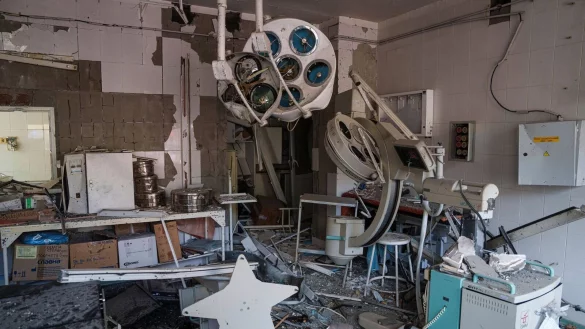 Ein Blick auf die Sch&auml;den in dem von russischen Raketen getroffenen Teil des Kinderkrankenhauses. - &copy; Evgeniy Maloletka/AP/dpa