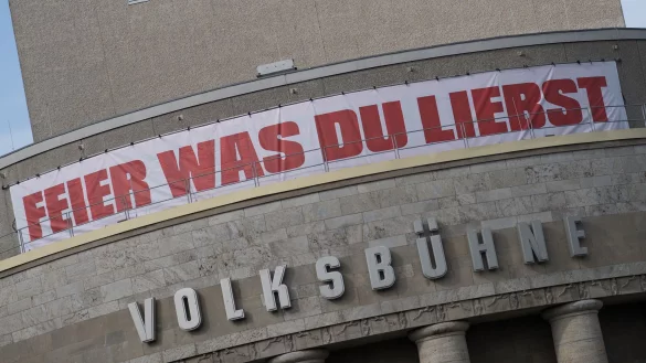 Die Berliner Volksb&uuml;hne nimmt Abschied von Ren&eacute; Pollesch. - &copy; Sebastian Christoph Gollnow/dpa