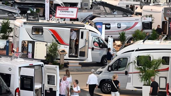 Caravaning-Boom: Die Auswahl an Wohnmobilen und -anhängern wächst, wie ein Besuch auf dem «Caravan Salon» in Düsseldorf zeigt. - © Federico Gambarini/dpa/dpa-tmn