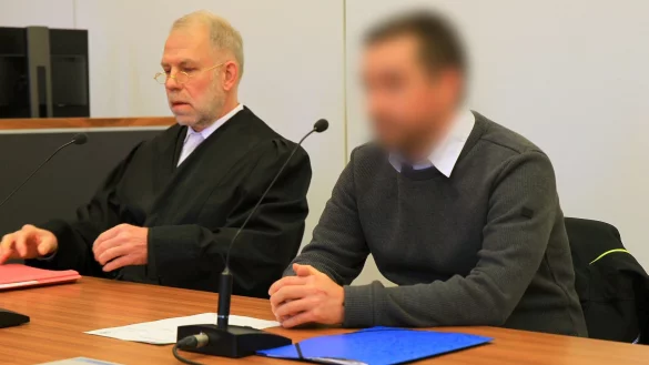 Der Angeklagte vor Beginn des Prozesses in M&uuml;hlhausen im Gerichtssaal. - &copy; Silvio Dietzel/-/dpa