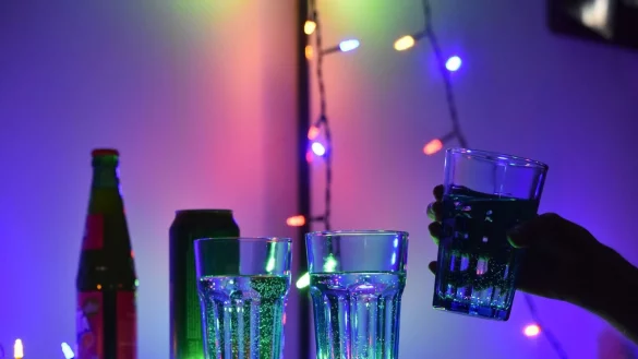 T&auml;ter sch&uuml;tten die meist geschmacks- und geruchlosen K.-o.-Tropfen in die Getr&auml;nke ihrer Opfer (Symbolbild). - &copy; Christian Thiele/dpa