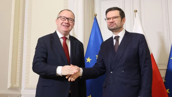 Polens Justizminister Adam Bodnar (l.) begrüßt Bundesjustizminister Marco Buschmann in Warschau. - © Szymon Pulcyn/PAP/dpa