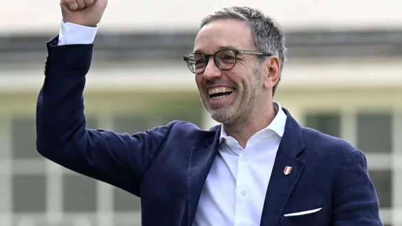 FPÖ-Chef Herbert Kickl ist als Sieger der Parlamentswahl in Österreich bester Dinge. - © Helmut Fohringer/APA/dpa