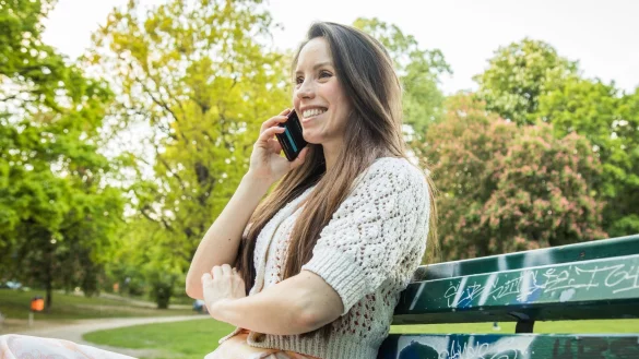 Mit entsprechenden Apps und Tarif-Optionen kann man kosteng&uuml;nstig ins Ausland telefonieren. - &copy; Christin Klose/dpa-tmn/dpa