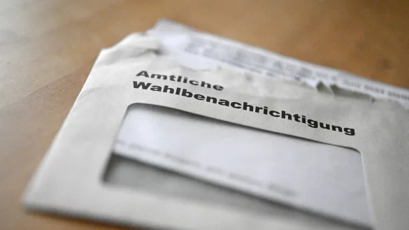 Eine ge&ouml;ffnete amtliche Wahlbenachrichtigung liegt auf einem Tisch. - &copy; Marijan Murat/dpa