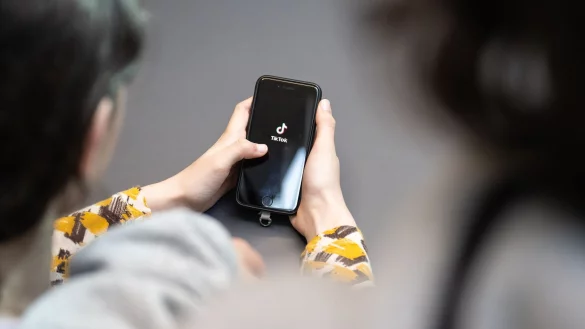 Erst ab 16 Jahren können User die Gruppenchat-Funktion nutzen. - © Hannes P Albert/dpa/dpa-tmn