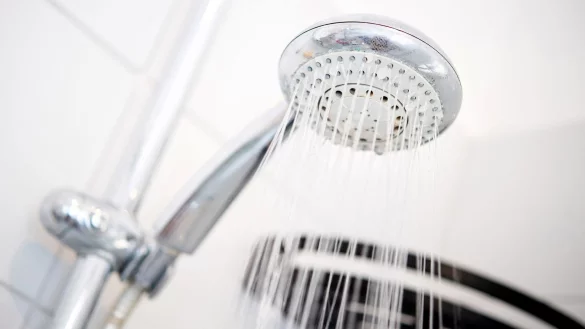 K&auml;lter duschen oder die Heizung runterdrehen? Laut der Bundesnetzagentur muss das nicht mehr sein. - &copy; Hauke-Christian Dittrich/dpa