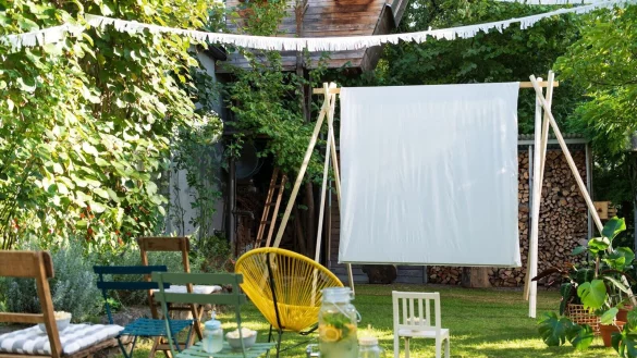 Steht stabil: die fertige Leinwand mit Halterungen f&uuml;r die Gartenparty. - &copy; Bosch/DIY Academy/Bosch/DIY Academy/dpa