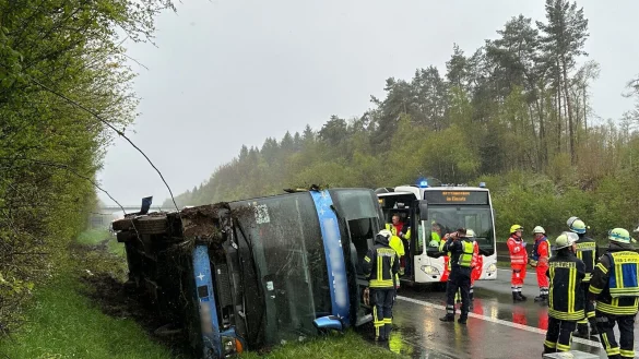 Ein Bus liegt umgefallen am Stra&szlig;enrand. - &copy; Berthold Stamm/dpa
