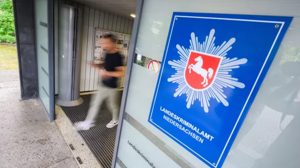 Nach Veröffentlichung eines neu entdeckten Videos sind beim Landeskriminalamt Niedersachsen neue Hinweise zu dem gesuchten früheren RAF-Mitglied Burkhard Garweg eingegangen. (Archivbild) - © Julian Stratenschulte/dpa