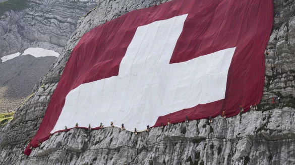 Anfang August wird am S&auml;ntis eine riesige Schweizerfahne zum Nationalfeiertag angebracht und danach wieder abgebaut. H&ouml;henarbeiter beteiligten sich am Rettungseinsatz. - &copy; Gian Ehrenzeller/KEYSTONE/dpa