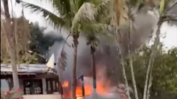 Dieser Ausschnitt aus einem Video zeigt das Feuer, das von einem Flugzeug ausgeht, das in Vinhedo im brasilianischen Bundesstaat Sao Paulo neben einem Haus abgestürzt ist. - © Felipe Magalhaes Filho/UGC/AP/dpa