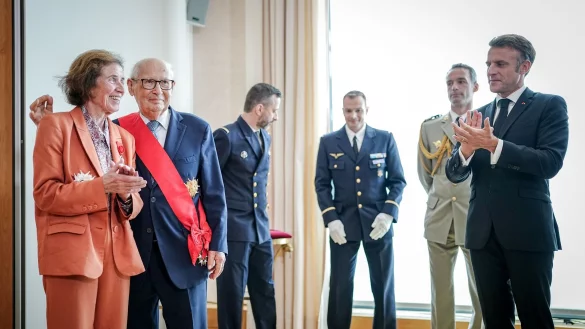 Emmanuel Macron ehrt Beate und Serge Klarsfeld. - &copy; Kay Nietfeld/dpa-Pool/dpa