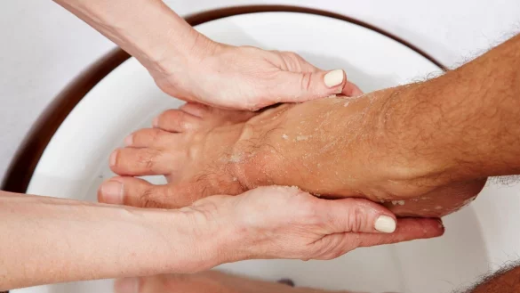 Verst&auml;ndnis und Geduld: Wer einen pflegebed&uuml;rftigen Menschen w&auml;scht, sollte beides mitbringen. - &copy; Magdalena Rodziewicz/dpa-tmn/dpa