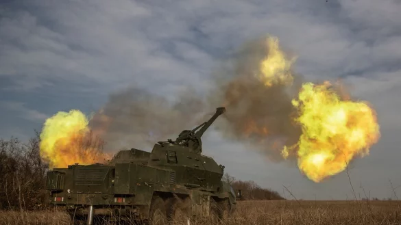 Die ukrainische 152-mm-Panzerhaubitze Dana feuert auf russische Stellungen in der Region Donezk. - &copy; Roman Chop/AP/dpa