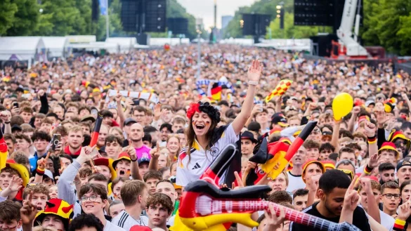 Die ausgelassene Stimmung vieler Fu&szlig;ballfans zur EM in Deutschland erinnert Niedersachsens Regierungschef Weil an die Heim-WM 2006 (Archivbild). - &copy; Christoph Soeder/dpa