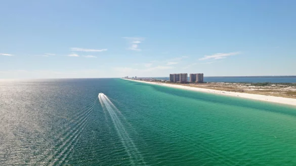 Schier endloser Strand: Pensacola Beach liegt auf einer Insel vor der Stadt am Golf von Mexiko. - &copy; Calliope Films/Visit Florida/dpa