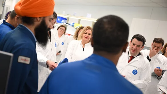 Ziel der Reise von Nancy Faeser (SPD, M) und Hubertus Heil (SPD, 2.v.r.) nach Kanada waren Gespr&auml;che zu Methoden zur Gewinnung ausl&auml;ndischer Fachkr&auml;fte. - &copy; Britta Pedersen/dpa