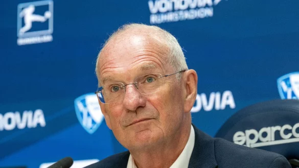 Hans-Peter Villis, Vorstandsvorsitzender, vor dem Spiel gegen Werder Bremen. - &copy; Bernd Thissen/dpa