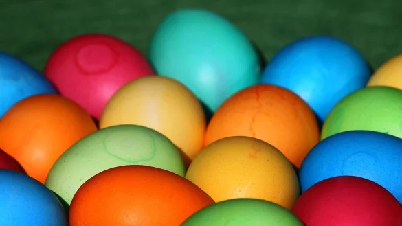 Gibt es zu Ostern gef&auml;rbt in allen Farben: gekochte Eier. - &copy; Karl-Josef Hildenbrand/dpa