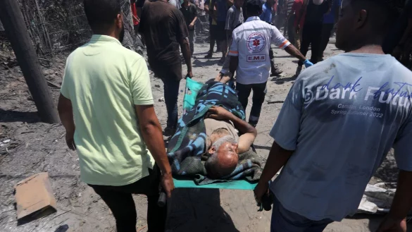 Rettungskr&auml;fte bergen Opfer im Al-Mawasi-Lager im Gazastreifen - &copy; Abed Rahim Khatib/dpa