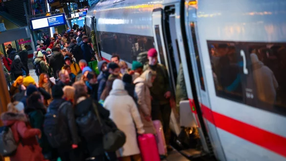 Zahlreiche Reisende warten auf einem vollen Bahnsteig am Hamburger Hauptbahnhof auf ihren Zug. - &copy; Christian Charisius/dpa